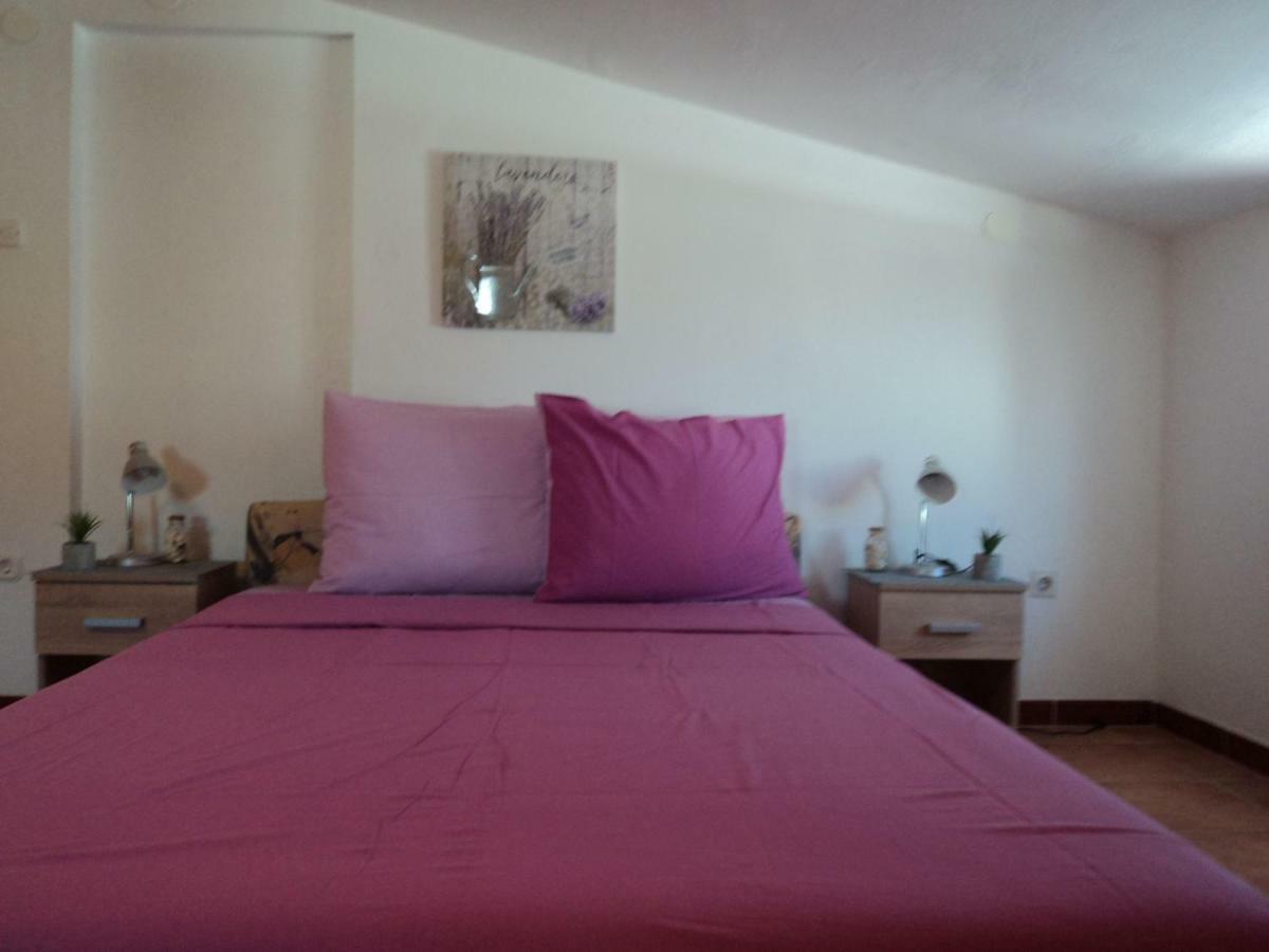 Studio Apartments Ana روفينج المظهر الخارجي الصورة